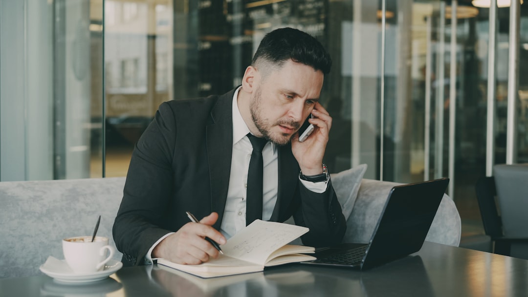 Homem De Terno Falando Ao Telefone Escrevendo No Caderno UNmPa20GPKM