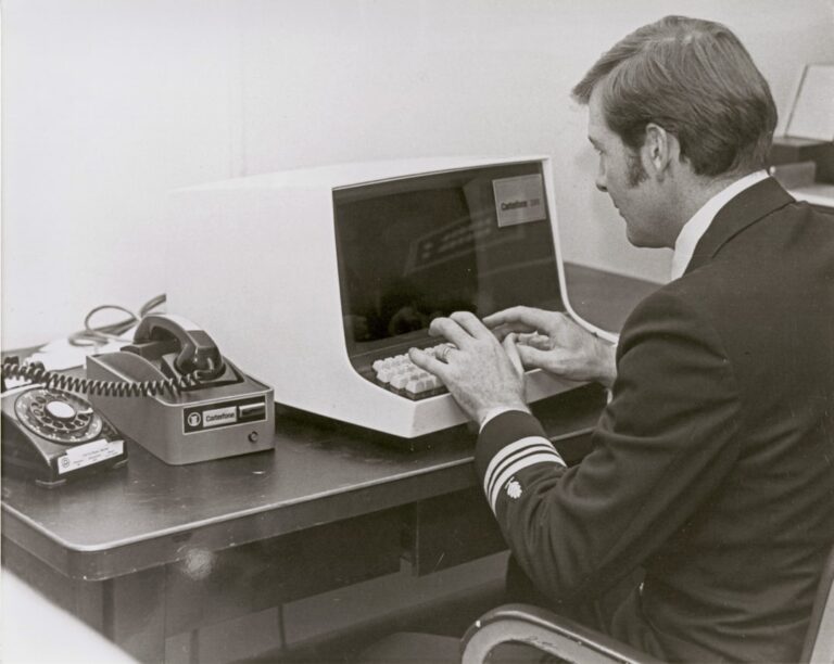 Homem De Uniforme Escreve Em Terminal De Computador Vintage oaPhR4_967Q