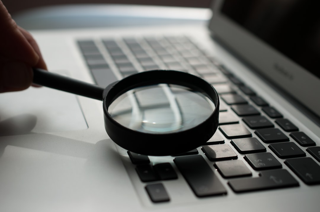 Lupa Perto Do Computador Portatil Cinza d9ILr dbEdg