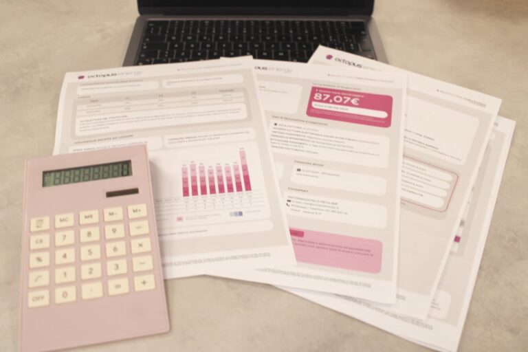 Contas Calculadora E Laptop Tarefas Financeiras Em Andamento LtU_A0NHHtU