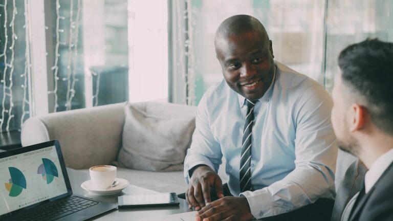 Dois Empresarios Em Uma Reuniao Com Laptop E Laptop 1gMIeDTl2u8