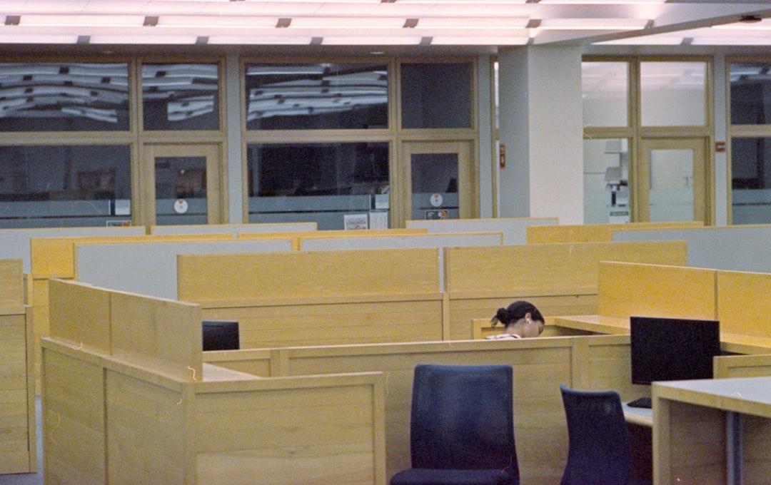 Pessoa Dormindo Em Uma Mesa Em Um Cubiculo De Biblioteca qmBWmRsSifU