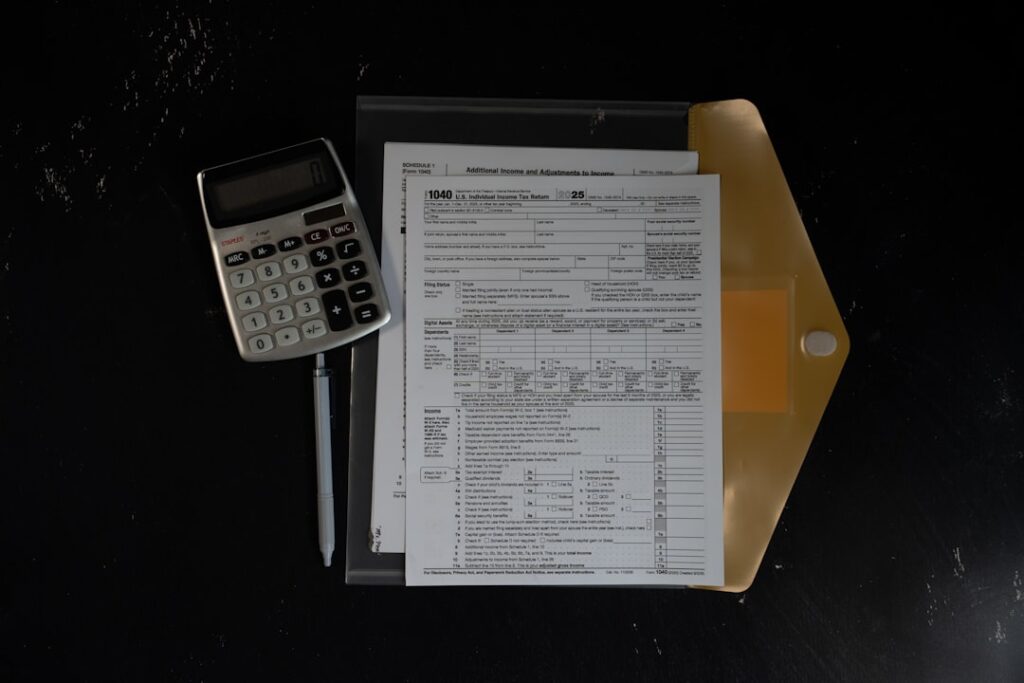 Calculadora E Papeis Em Uma Pasta Sobre Uma Superficie Escura _1QHMYHNeN0