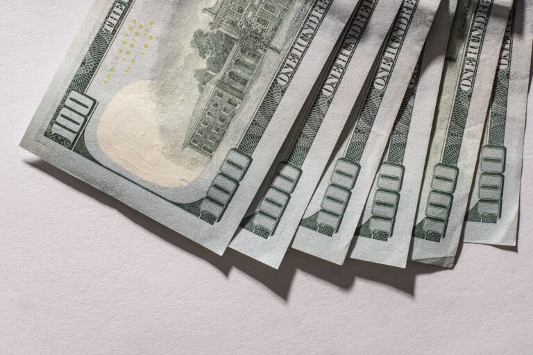 Varias Notas De Centenas De Dolares Se Espalharam t9lxOiyYWhI