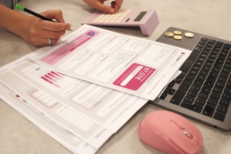 Alguem Esta Fazendo Impostos Com Uma Calculadora E Um Laptop Oe5EXYkx4LY