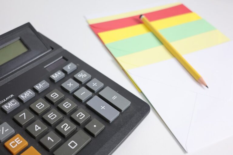 Calculadora E Bloco De Notas Com Lapis Na Superficie Branca 8IXVKMfCGOo