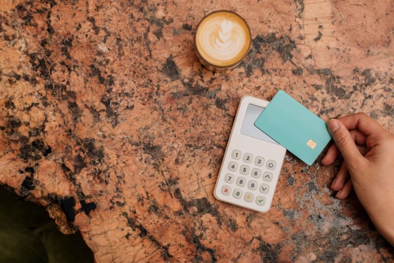 Uma Calculadora E Uma Xicara De Cafe Sobre Uma Mesa 04gLnf8I16A