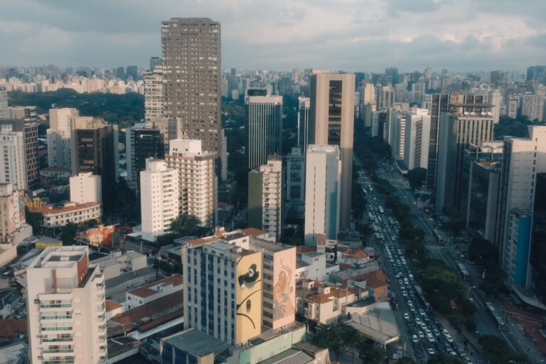 Uma Vista Aerea De Um Horizonte Movimentado Da Cidade ZEGLU855boE