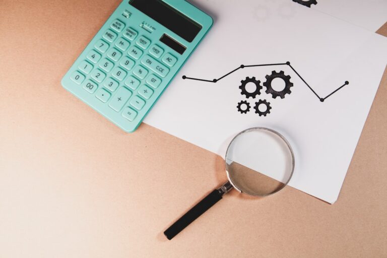 Calculadora Lupa E Quadro Com Engrenagens No Papel njiadDwbgaM
