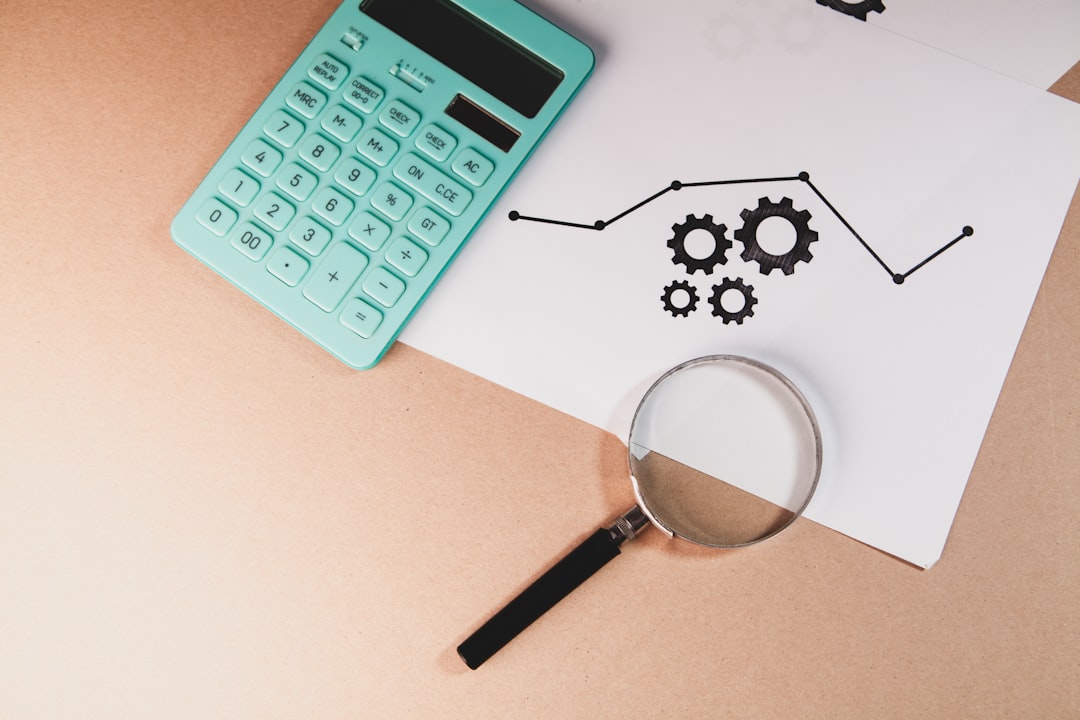 Calculadora Lupa E Quadro Com Engrenagens No Papel njiadDwbgaM
