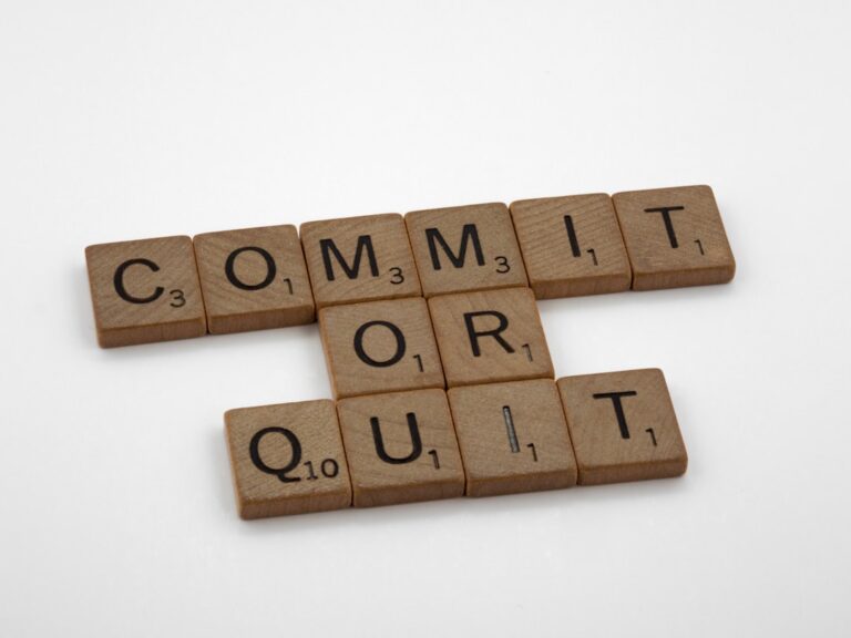 Uma Confusao De Palavras Soletrando Commit Ou Quit Out GuEsIJBDWjM