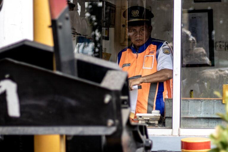 Homem De Pe Atras Da Porta 480aH2ZX2xU