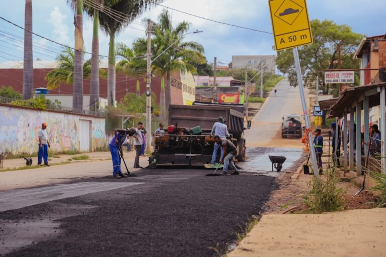 Um Grupo De Homens Que Trabalham Em Uma Rua 1pbGeGZg1 8