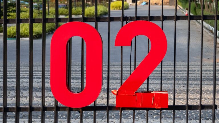 O Numero 02 E Exibido Em Um Portao xnoVuXuxBbk