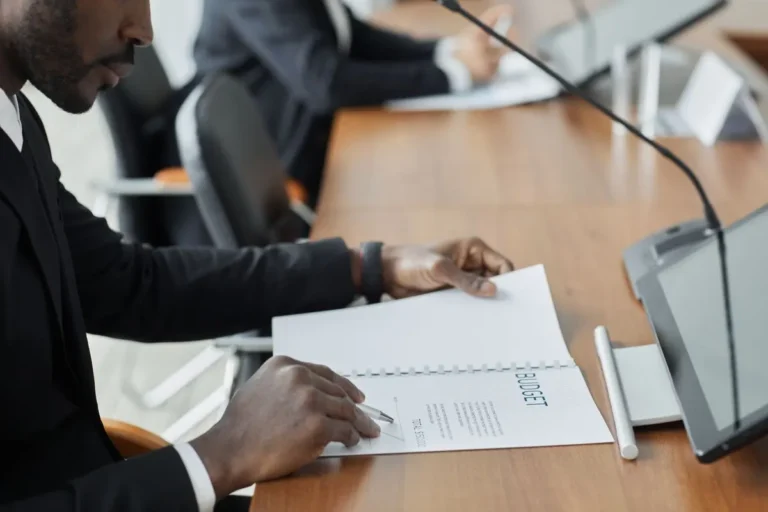 Em qual mês contratar a auditoria das demonstrações do exercício?