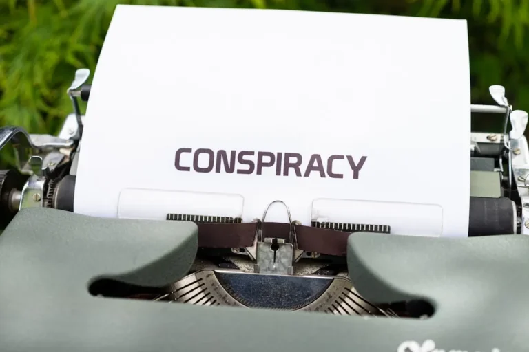 Um Close Up De Uma Maquina De Escrever Com A Palavra Conspiracao Nela J_C2ZCQZmTI