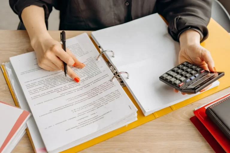 Qual a diferença de custo entre auditoria completa e revisão limitada?